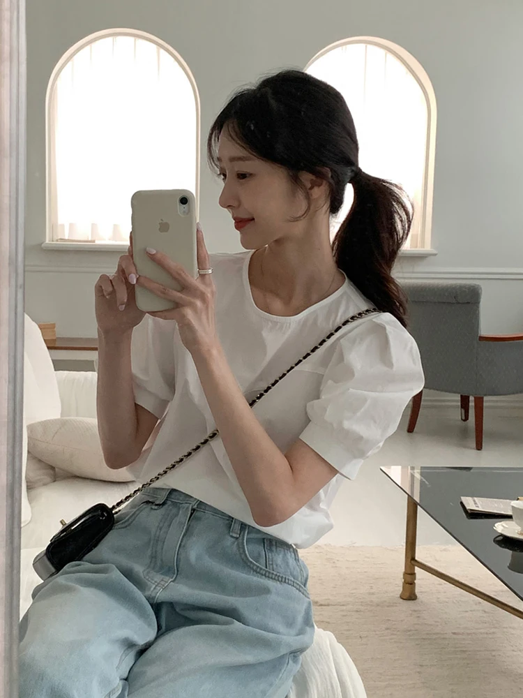 

Летний женский топ свободного кроя с круглым вырезом, короткими рукавами-фонариками и складками, в корейском стиле, для повседневной носки, модный, стройнящий силуэт