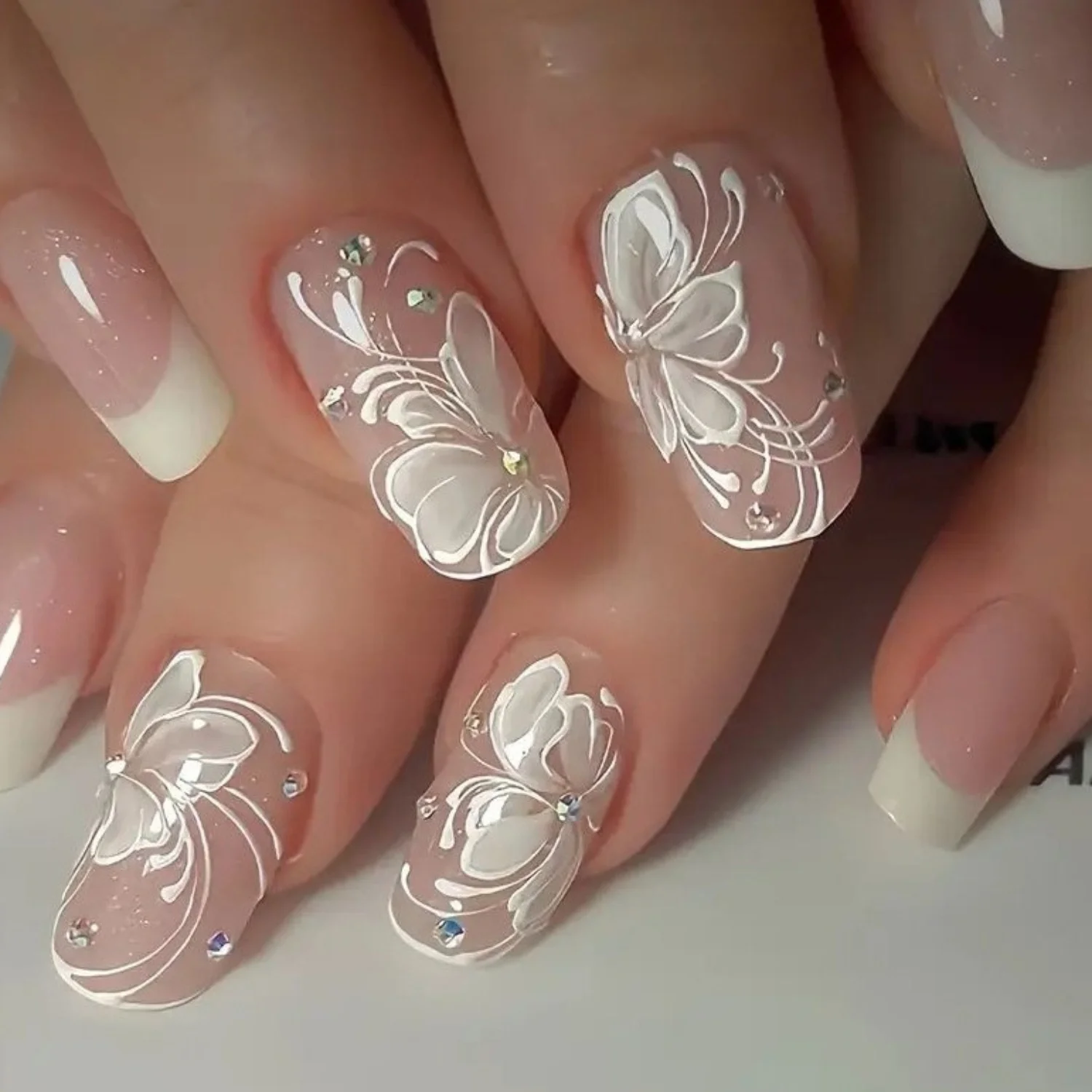 

24 pcs White French Flower With Sparkling Pink Rhinestones On The Chinese Side Press In Nail Removable Charming Fake Nails