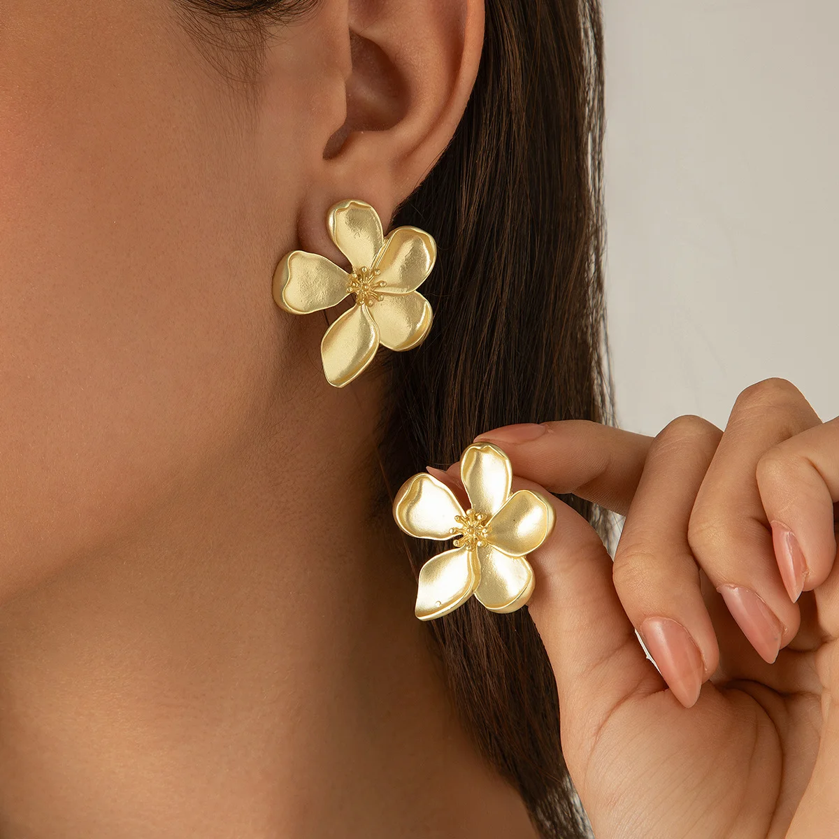 Gold Color Metal Flower Retro Earrings for Women Girls Vintage European & American Design Studs Fashion Party Jewelry Gifts 2024