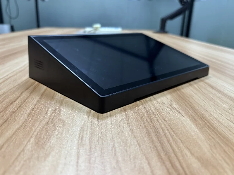 

10.1-inch all-in-one touchscreen display, an option for advertising devices with Linux and Android operating