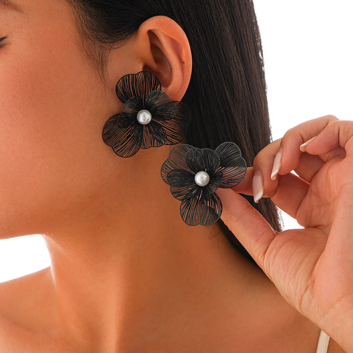 

Salircon Bohemian Elegant Imitation Pearl Flower Earrings Woman Trend 2024 Geometric Petal Piercing Stud Earrings Lady Jewelry