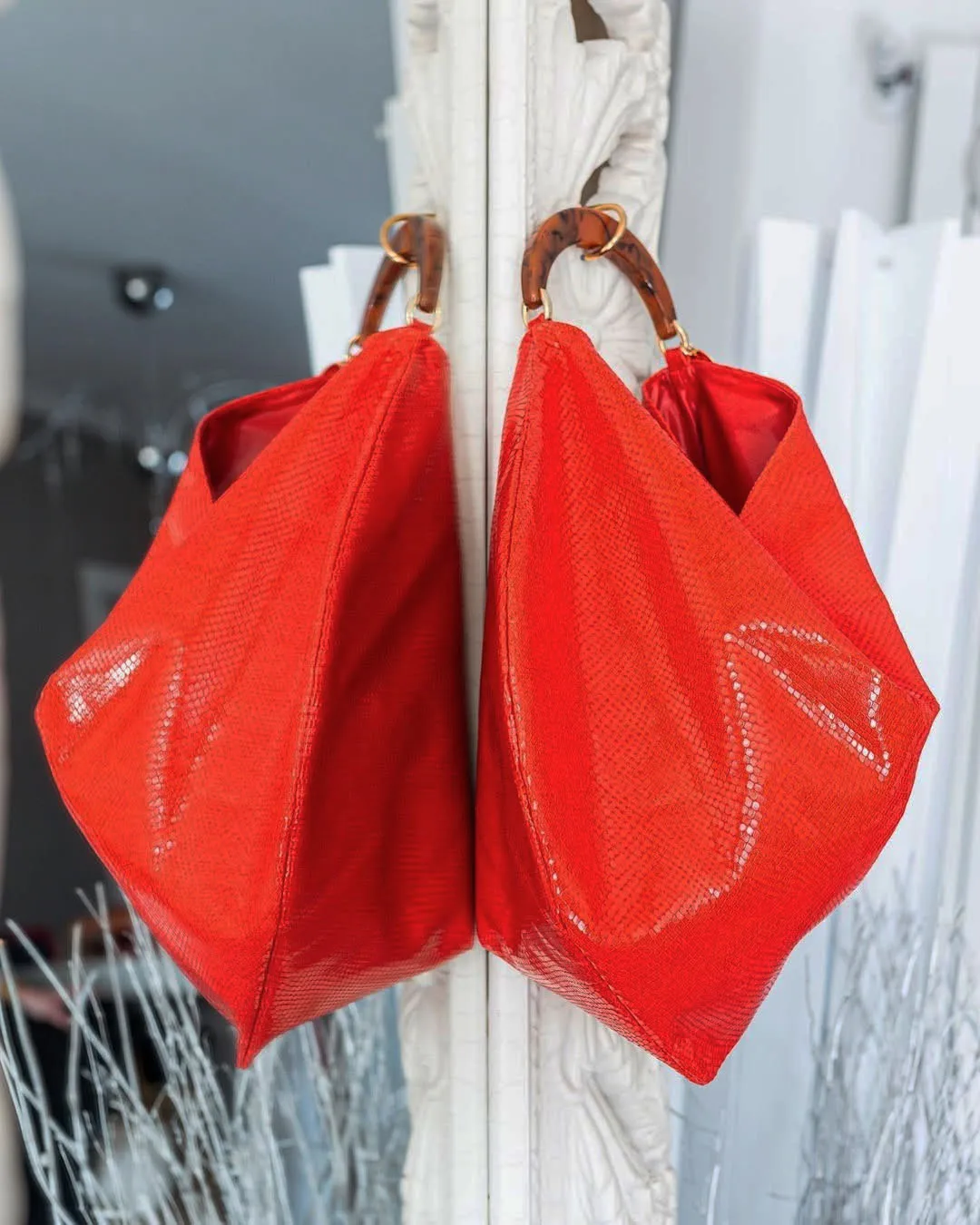 Lost in Vintage Handlebag Soft Leather and Sculptural Amber Colored Handle with Turtle Metal Accessories 39x40cm Large Bags