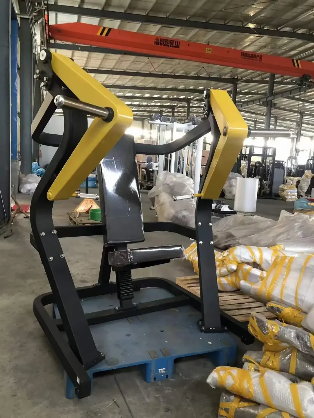 Profesjonalny sprzęt do ćwiczeń na klatce piersiowej z obciążeniem, maszyna do wide chest press, sprzęt do kulturystyki i fitnessu.