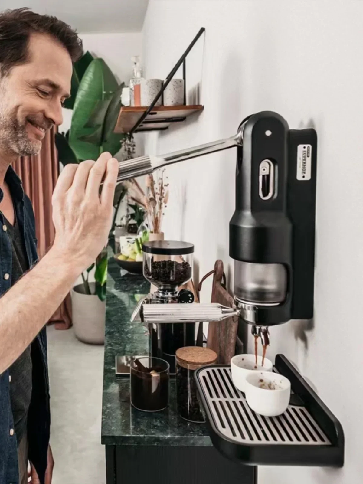 Nacisk dłoni ekspres do kawy