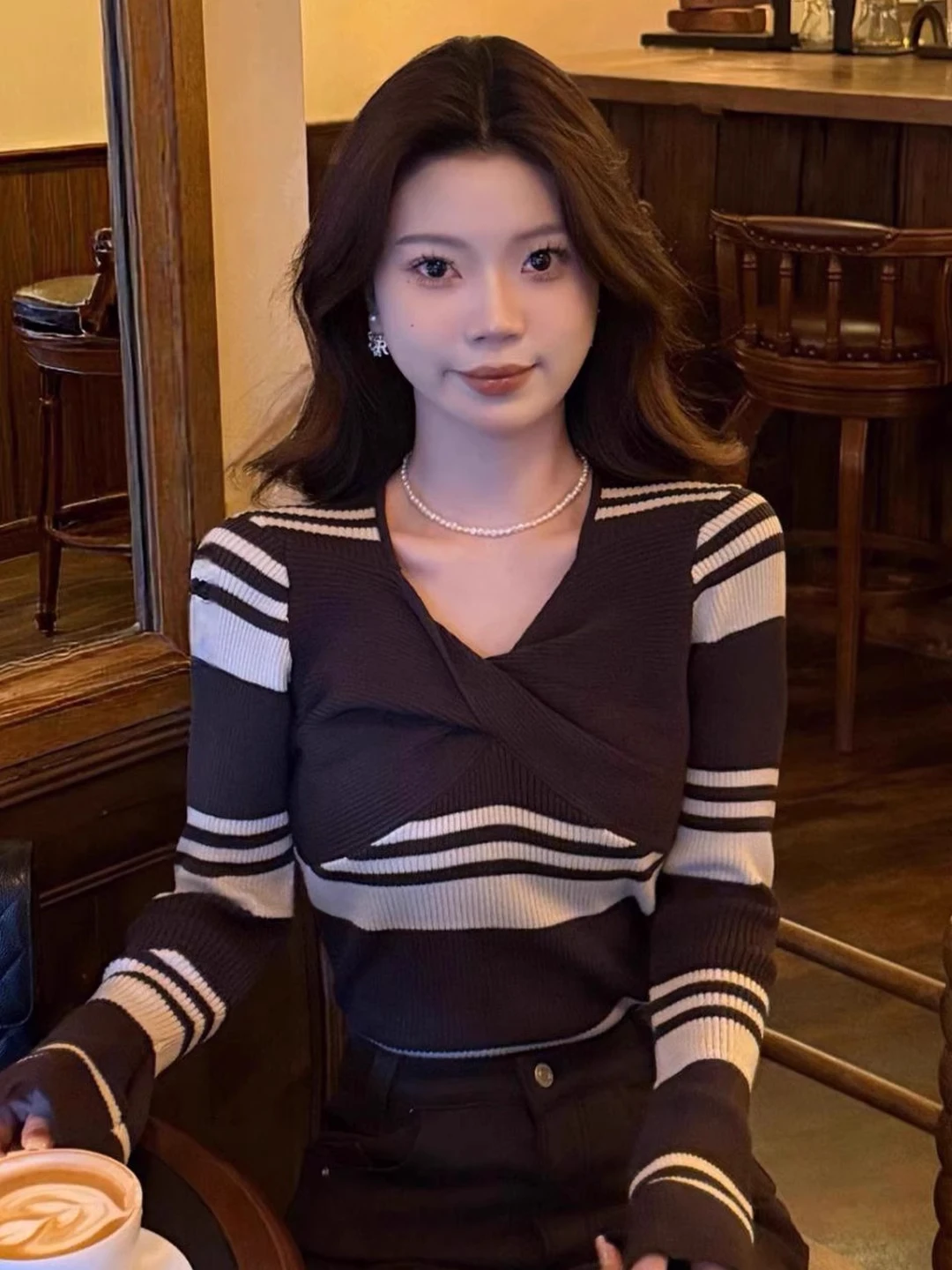 

French Sle Knitted Slim Fit V-Ne Base irt Women's Autumn Winter High-End Feeling Personali Sweater Inner Wear Top