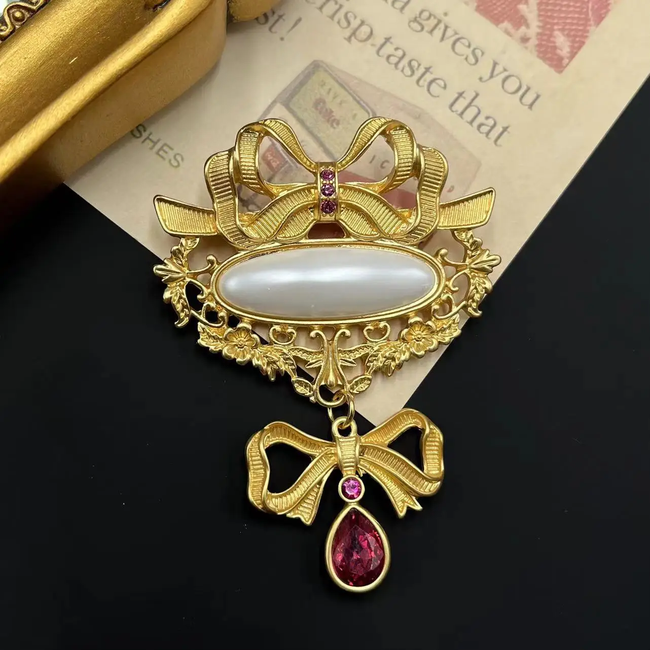 Classic Vintage Dazzle Shell Rhinestone Pearl Pendant Brooches Badges For Women Men Baroque Palace Style Bow Pins Accessories