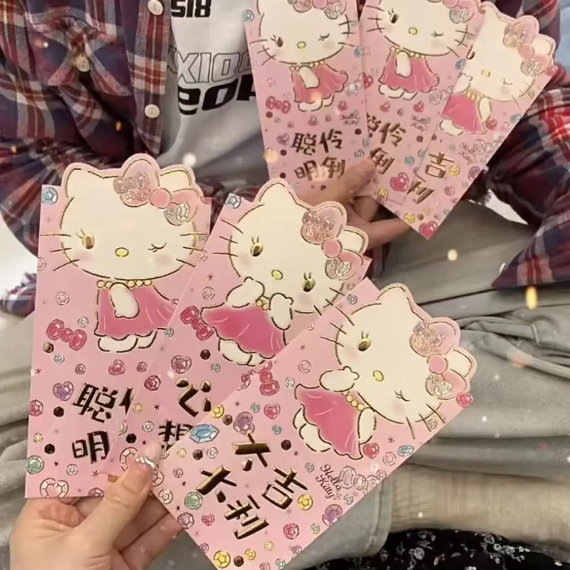 

15/5 шт очаровательных новогодних красных конвертов Hello Kitty, упакованных в специальные подарочные упаковки, чтобы подарить лучшее новогоднее благословение.