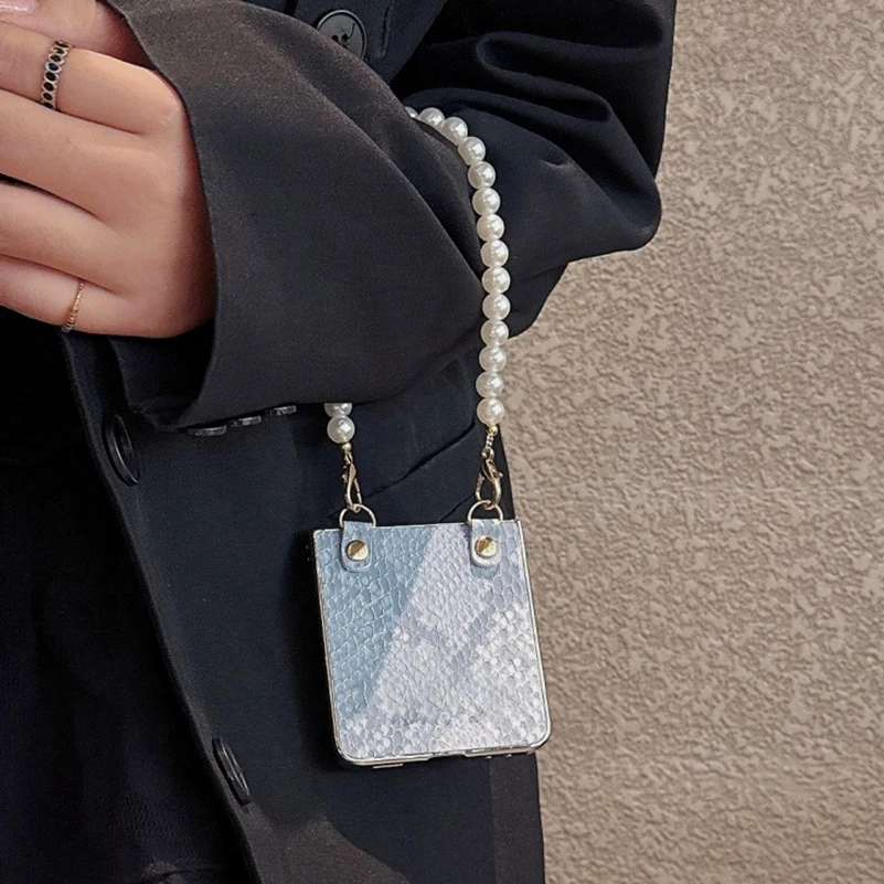 Custodia in pelle PU serpente placcatura di lusso per Samsung Galaxy Z Flip 7 FE 6 5 4 3 Flip7 Custodia per telefono con catena a mano con braccialetto di perle carino