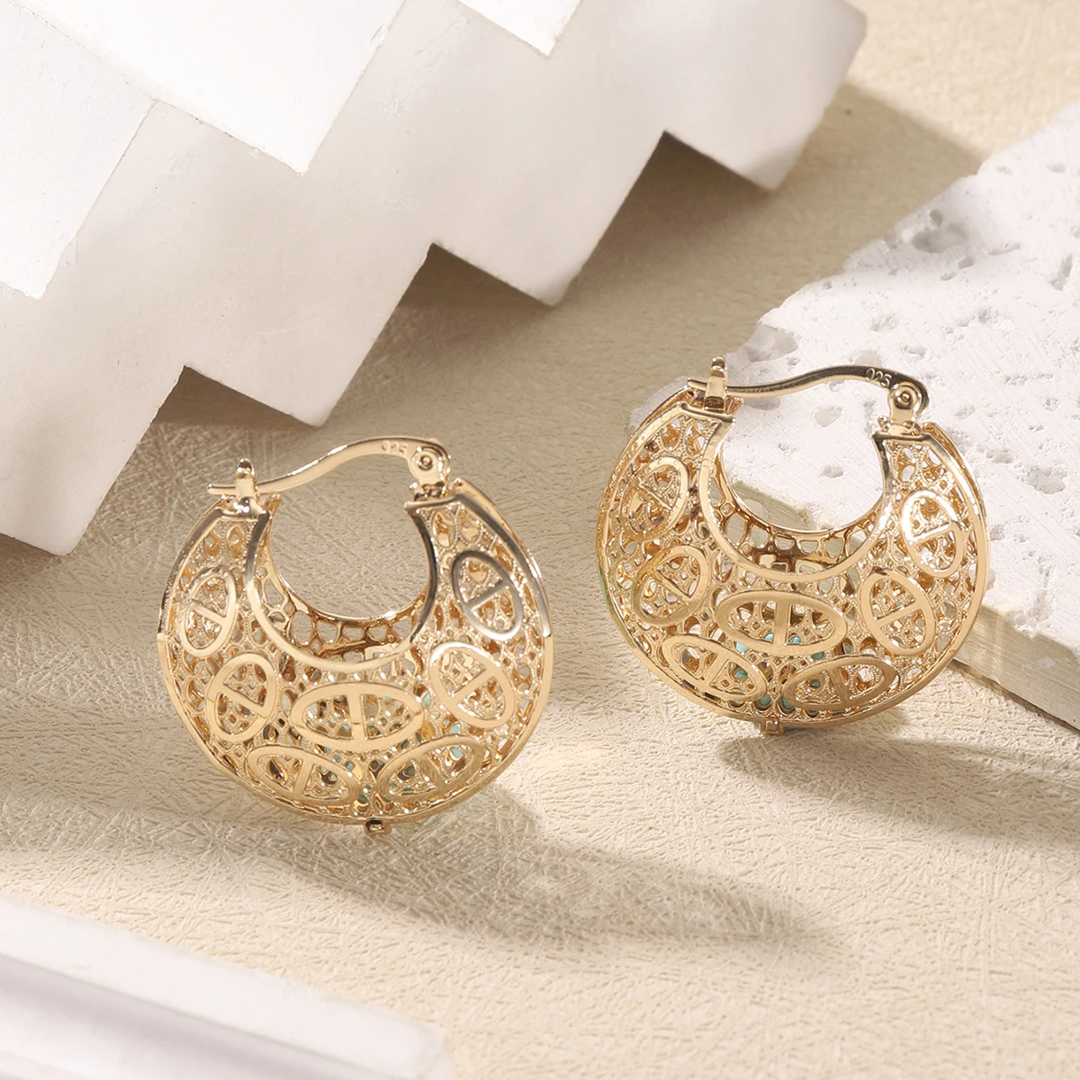 Gold Hollow Pig Nose Hoop Earrings, Large Oval Cutout Textured Huggie Hoops, Vintage Fashion Jewelry for Women