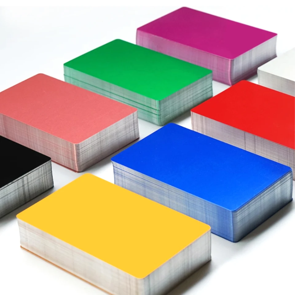 مجموعة بطاقات عمل معدنية محمولة مكونة من 100 قطعة منقوشة بالليزر من الألومنيوم مع طباعة شعار خاص للوازم المكتبية