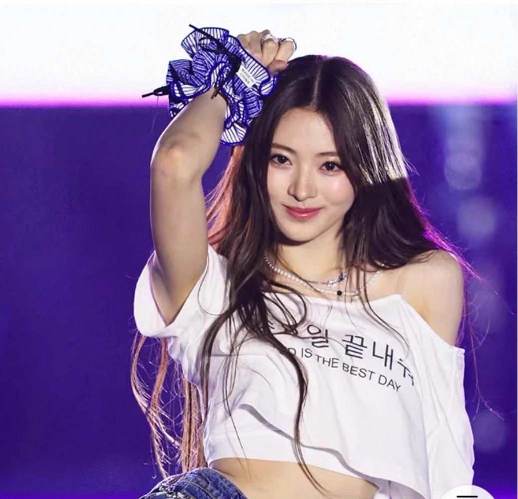 

Белая футболка с открытыми плечами, укороченный топ с принтом «Hot Girl», танцевальный комплект, модный женский этнический костюм для сценических выступлений