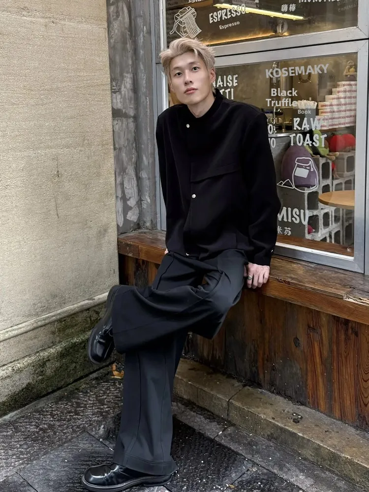 سترة قصيرة رجالية كاجوال بتصميم صيني جديد باللون الأسود مع أكتاف مبطنة، تصميم عصري شبابي للخريف