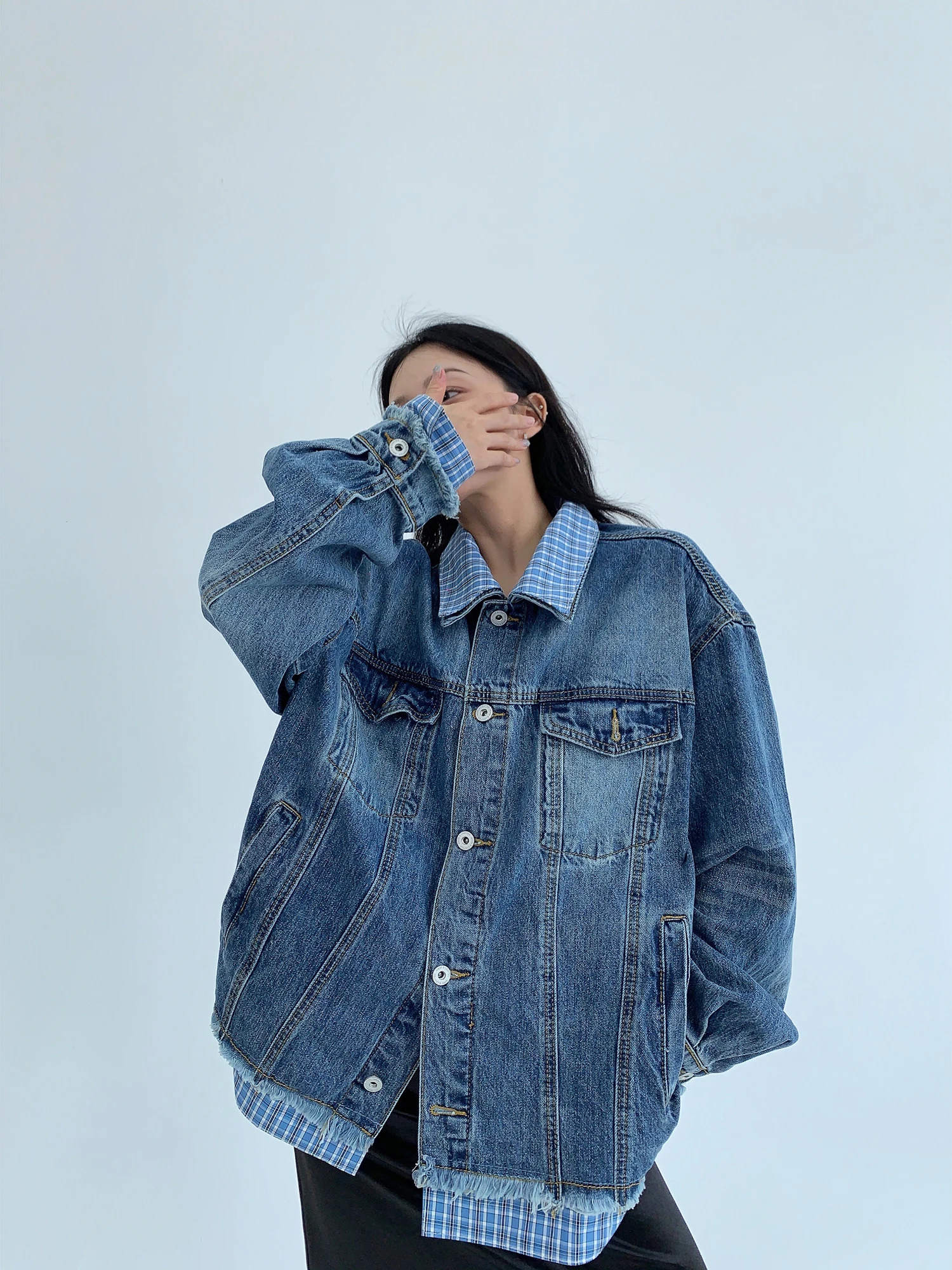 

Ретро джинсовая куртка свободного кроя для женщин, повседневная осенняя модная модель с эффектом двухслойности, длинными рукавами и застежкой на пуговицах