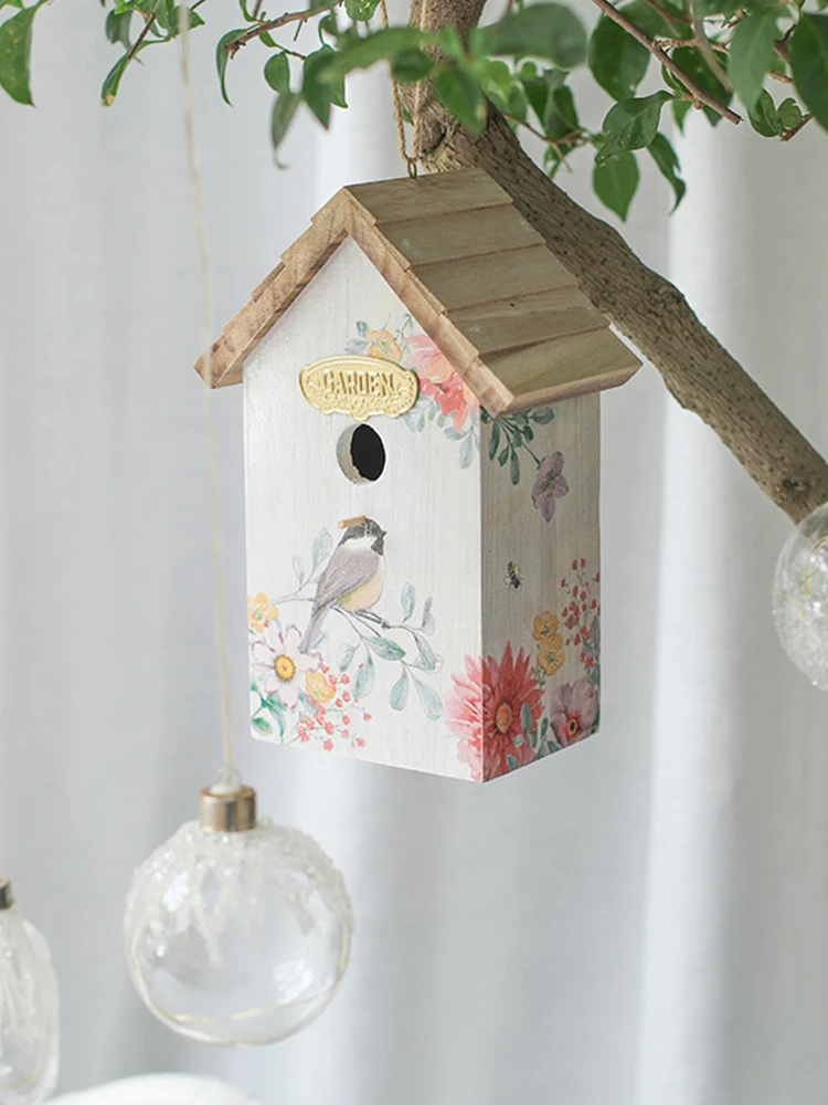 素朴な木製の鳥小屋吊り下げ飾り庭装飾巣バルコニー中庭鳥かご装飾家の風景小道具