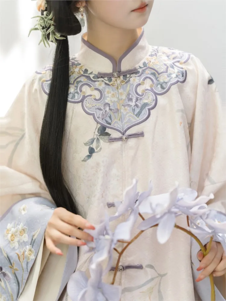 A delicate and elaborate stand-up collar cheongsam dress set featuring floral narcissus patterns Han dynasties