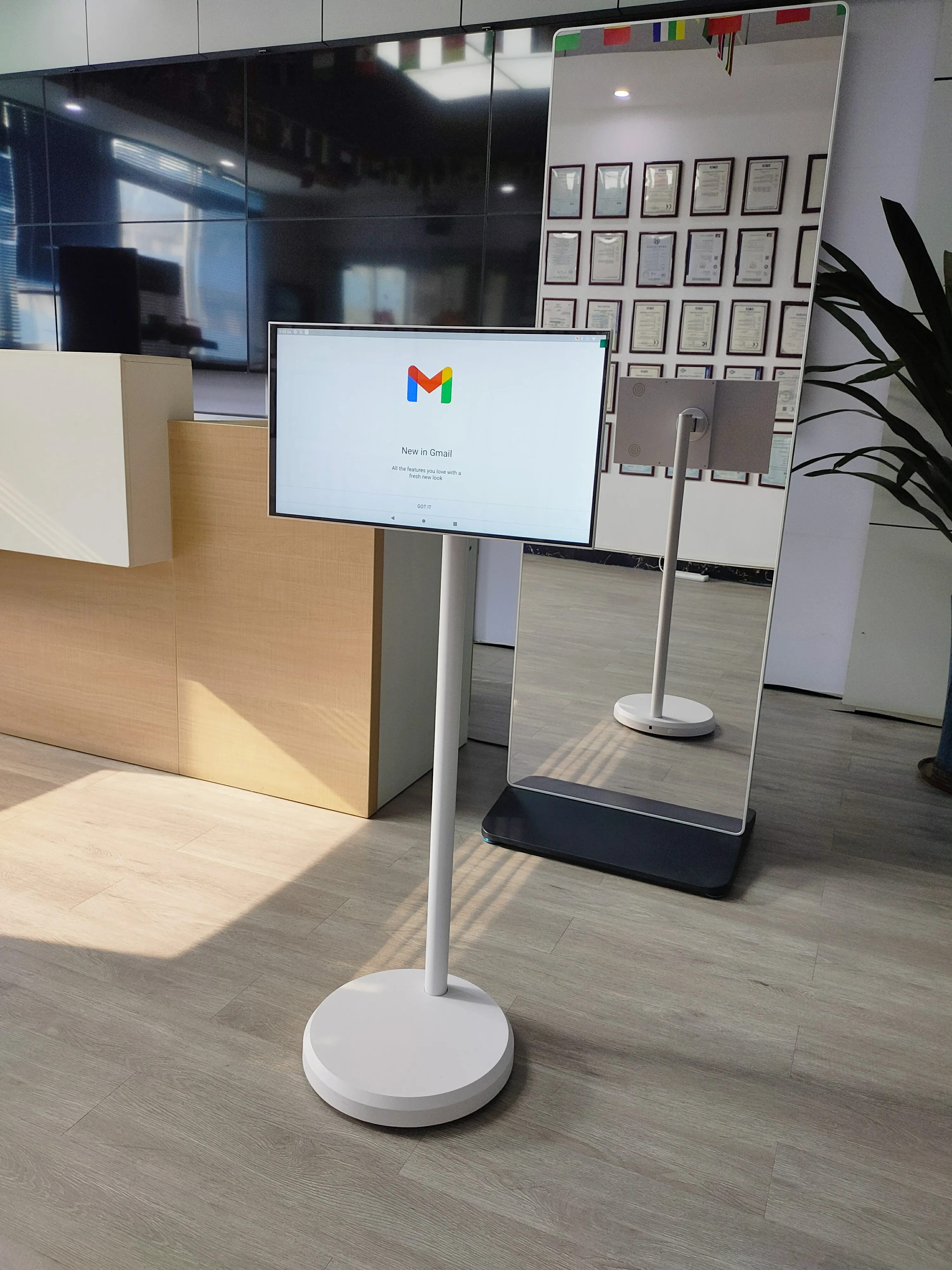 VETO 21.5 بوصة تلفزيون محمول ذكي بالجملة شاشة أندرويد اللاسلكية مع بطارية 5H تعمل بالطاقة LCD شاشة تفاعلية LED الخلفية