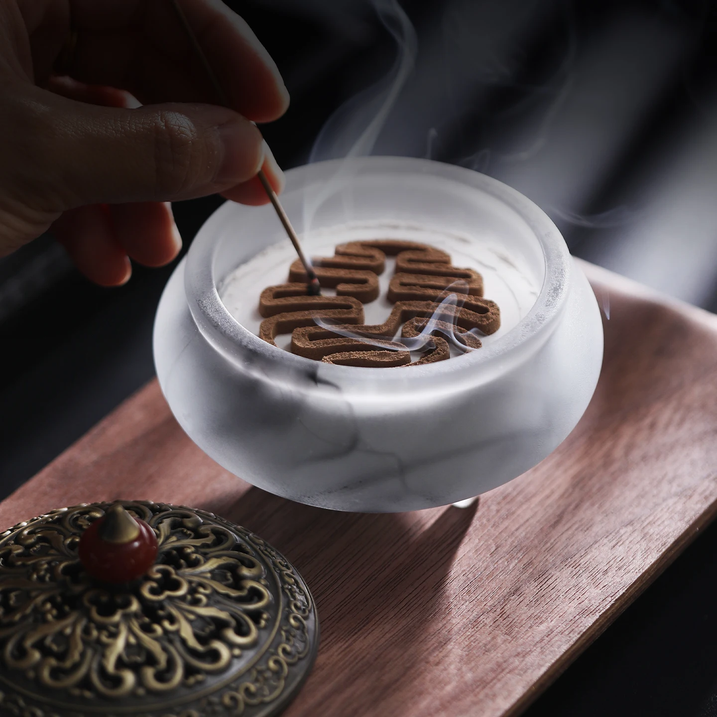 LiuLi Xiangzhan Plate-shaped Incense Burner Indoor Appliance Incense Tower with Incense Thread for Home And Office