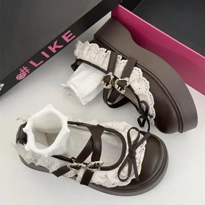 

Коричневые женские туфли Мэри Джейн на толстом каблуке, лето 2025, новый стиль для юбок во французском стиле, повседневные кожаные туфли на плоской подошве с узлом-бабочкой и кружевом