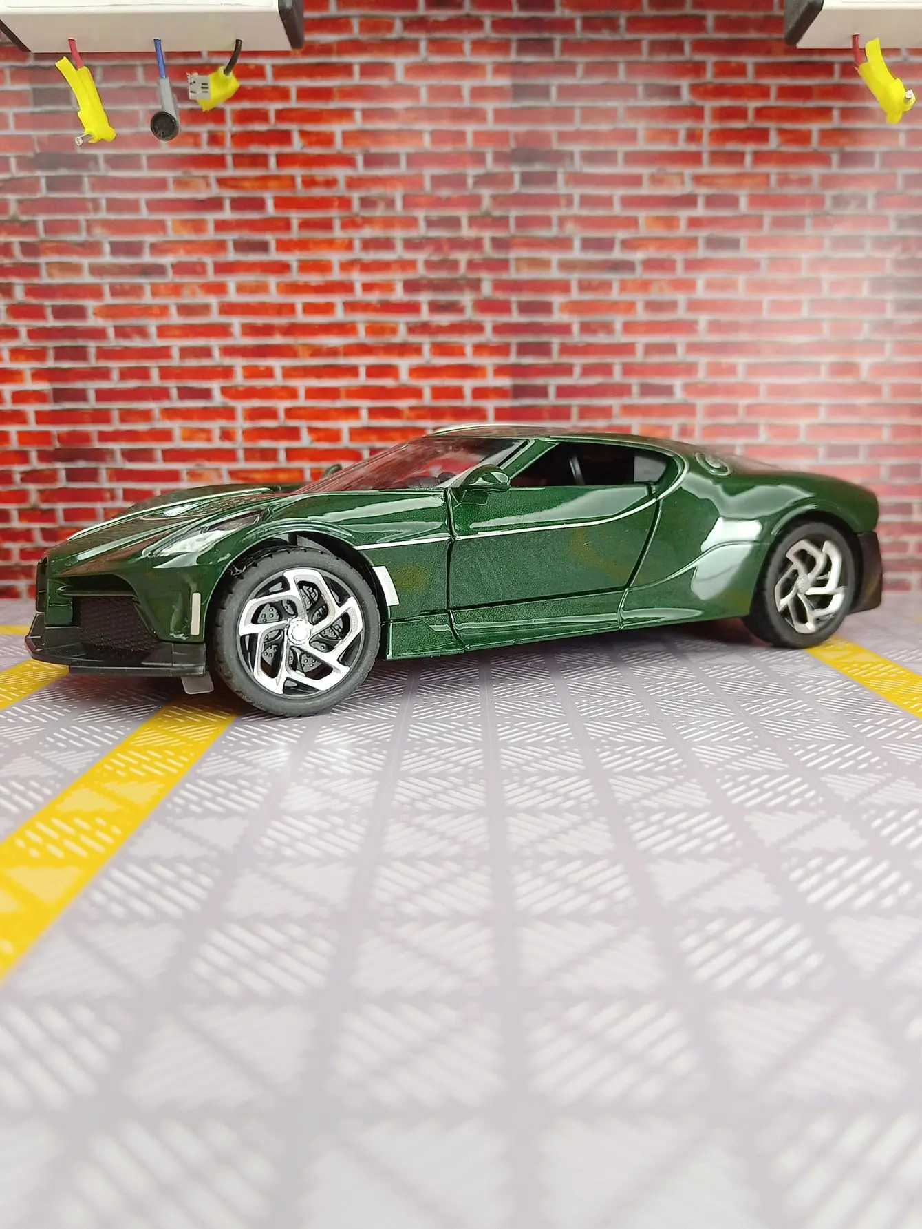 Puertas de coche modelo de supercoche de aleación Bugatti 1:24 y capó de motor, el maletero se puede abrir tiene funciones de sonido y iluminación simuladas