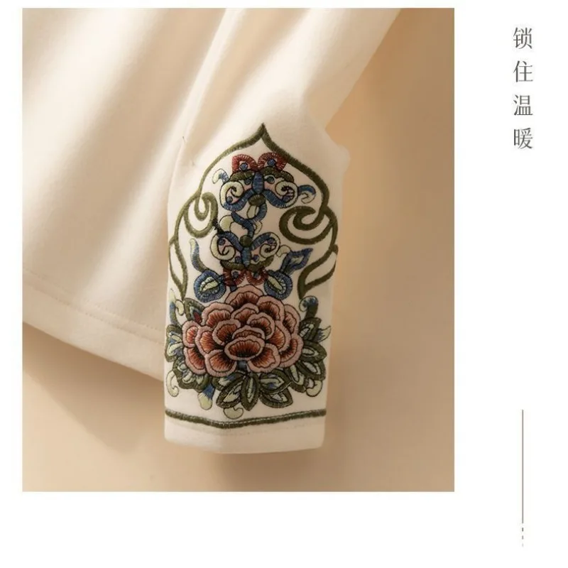 Autunno Inverno Mezza Dolcevita Camicia con fondo in velluto tedesco Donna T-shirt a maniche lunghe stile etnico retrò Top caldo ricamato