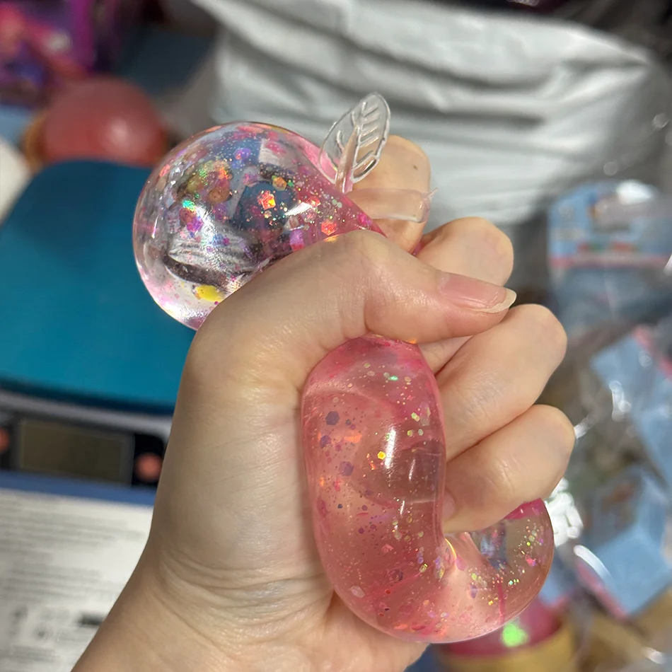 Weicher Quetsch-Apfel in Rosa, Blau und Grün als Sensorisches Fidget-Spielzeug für ADHS und Autismus mit Langsamer Rückfederung für Erwachsene und als Weihnachtsgeschenk – Detail 17