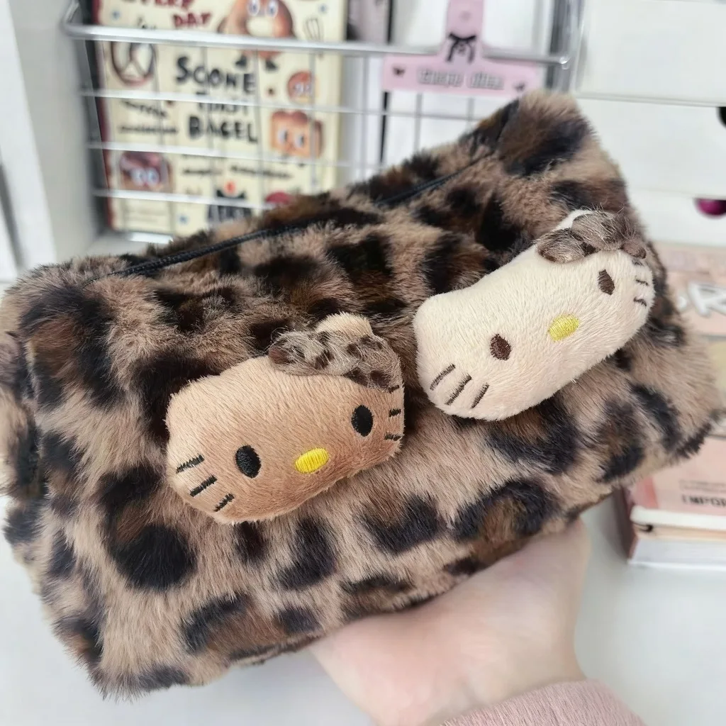 Bolsa de cosméticos de felpa con estampado de leopardo de Hello Kitty, bolsa de aseo de mano de viaje para mujer, bolsa de almacenamiento de gran capacidad, bolsas para lápices