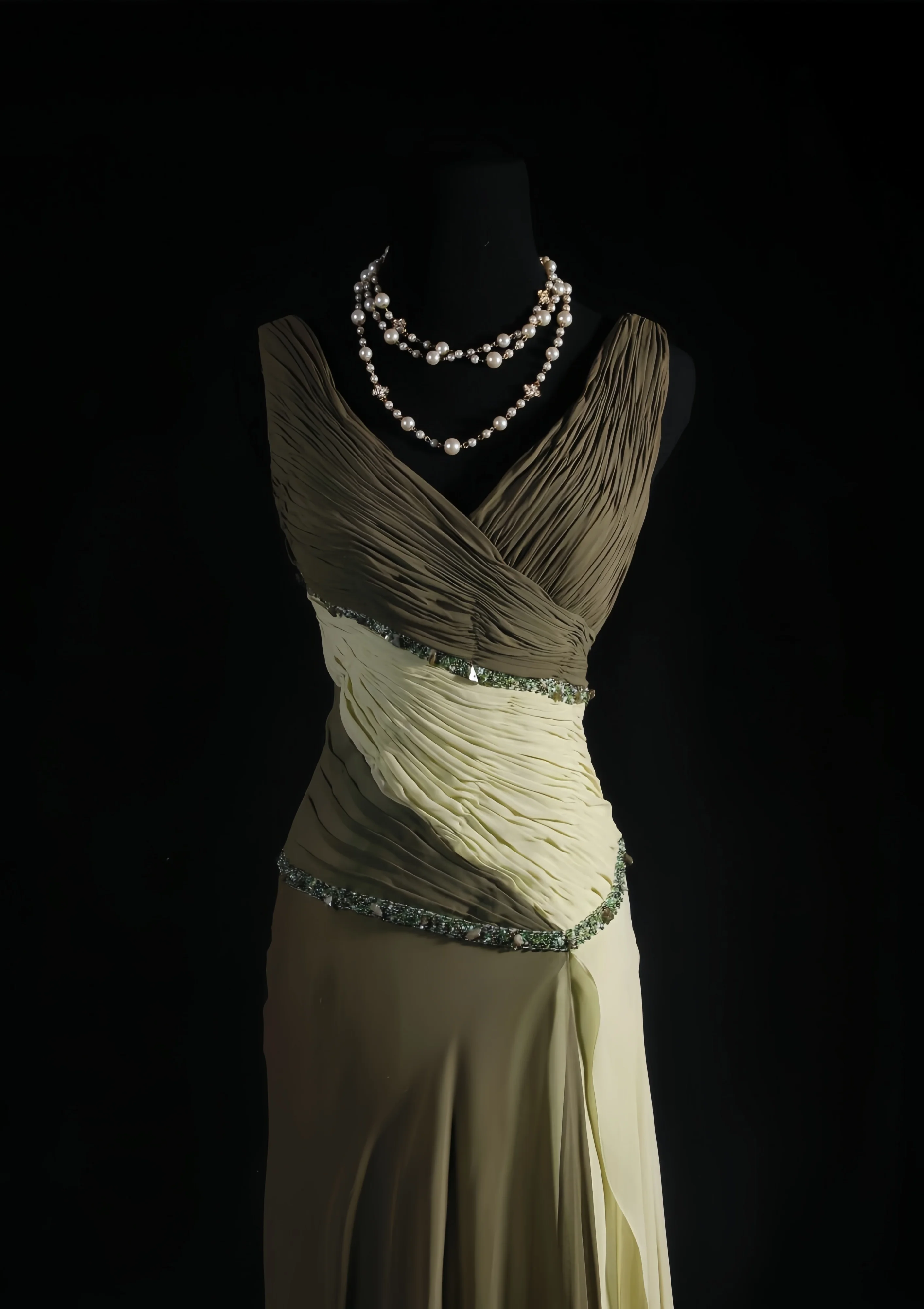 Vintage Green Evening Dress Extravagant Slim Fit V-Neck Chiffon Sleeveless Pleated A-Line Formal Occasion Celebrity Banquet Gown