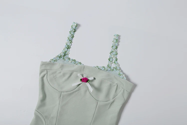 Weird Puss Sweet 3D-Rosen-Dekoration, 2-teiliges Set, Patchwork-Design, eng anliegendes Top mit tiefem Ausschnitt + Minirock mit Spitzenfalten, Party- und Sommer-Outfit. – Detail 8