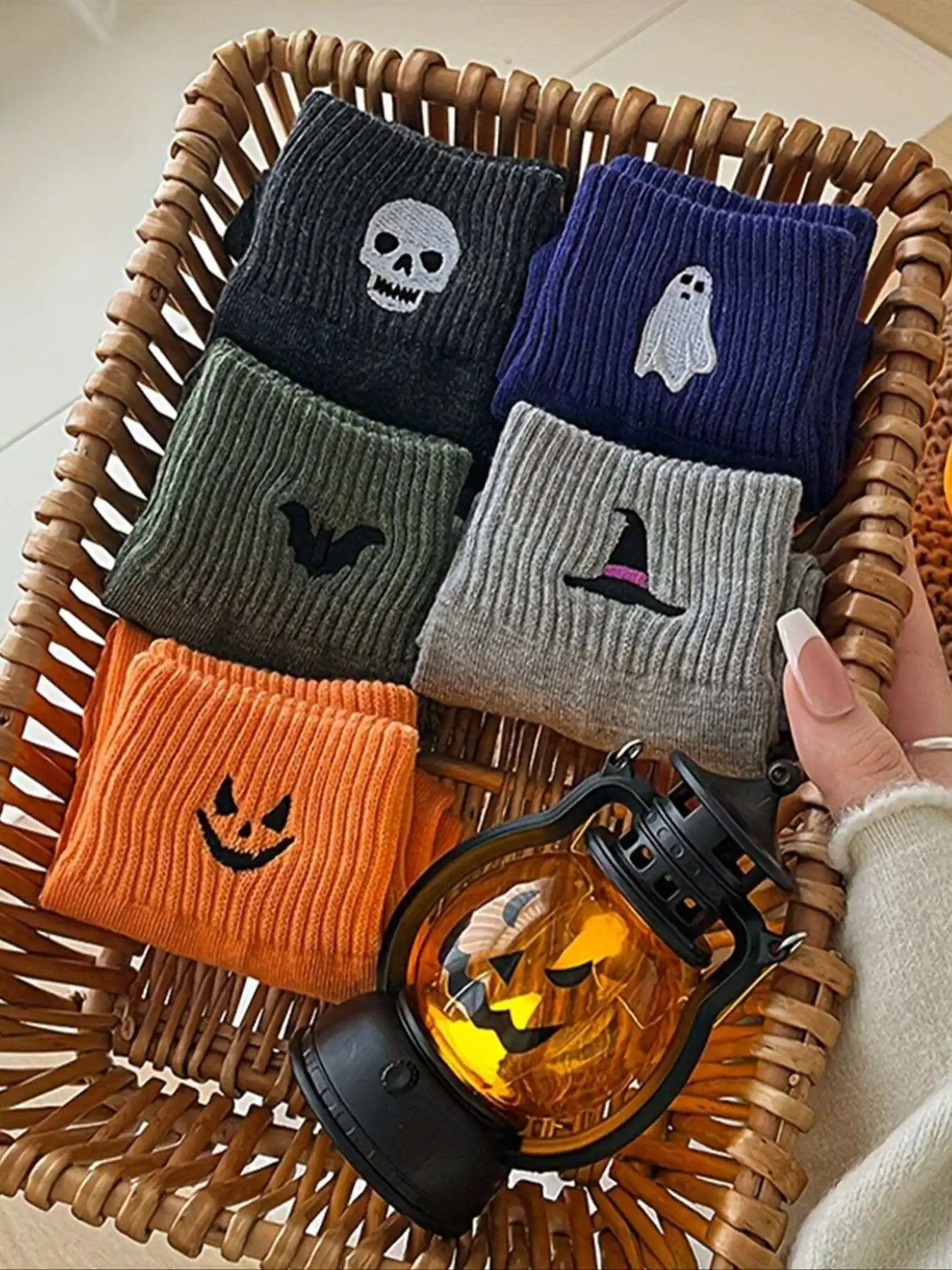 

5 Pairs Women Halloween Socks Set Cute Cartoon Novelty Crew Socks Thick Warm Knitted Mid-Calf Socks Autumn Winter Thermal Female Casual Funny Kawaii Hosiery Holiday Gifts for Girls Daily Wear