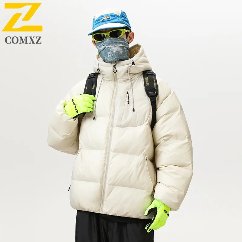 سترة COMXZ بغطاء للرأس عالية الجودة مملوءة 2025 للرجال في الهواء الطلق سترة سميكة ودافئة من جميع النواحي معطف شتوي خفيف مريح من القطن