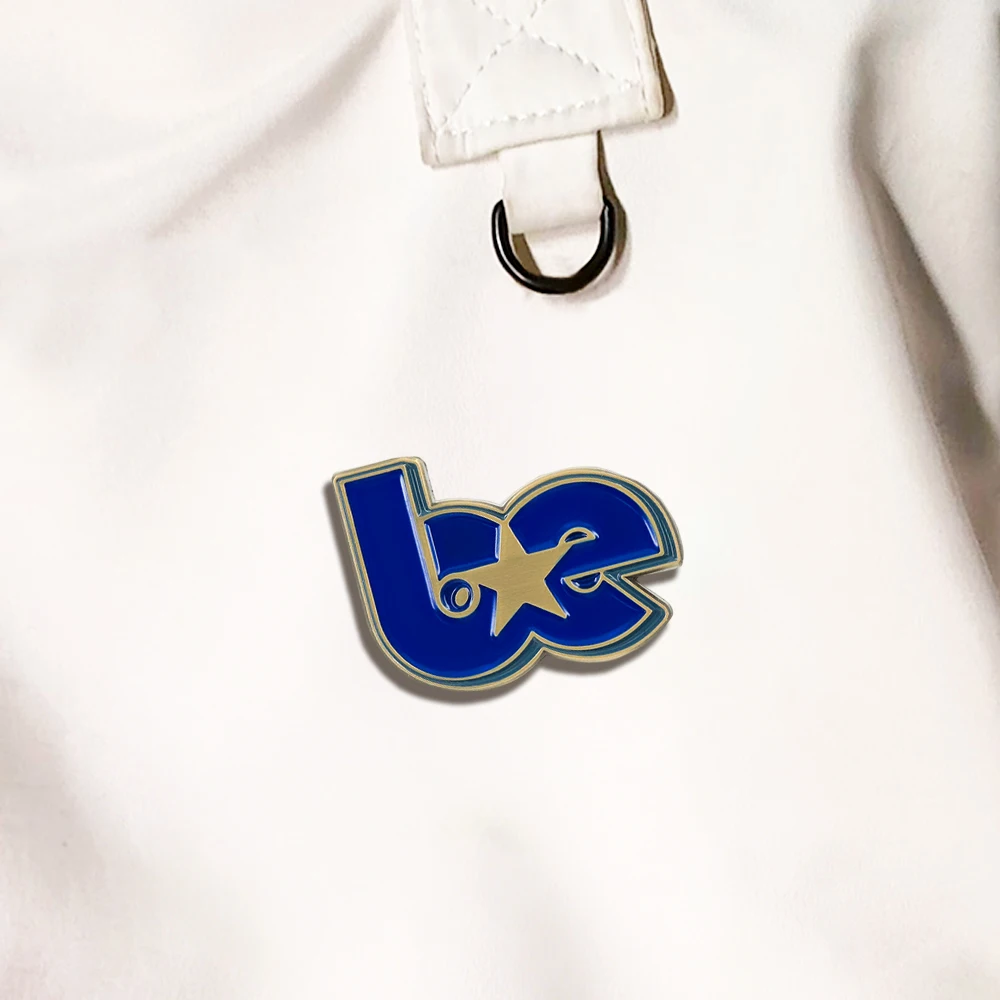 Sänger-Thema, blaues Buchstaben-Abzeichen, Billie Eilish, persönliche Identifikationsbrosche, für Musikliebhaber, Sammel-Emaille-Pins, Geschenke für Fans. – Detail 6