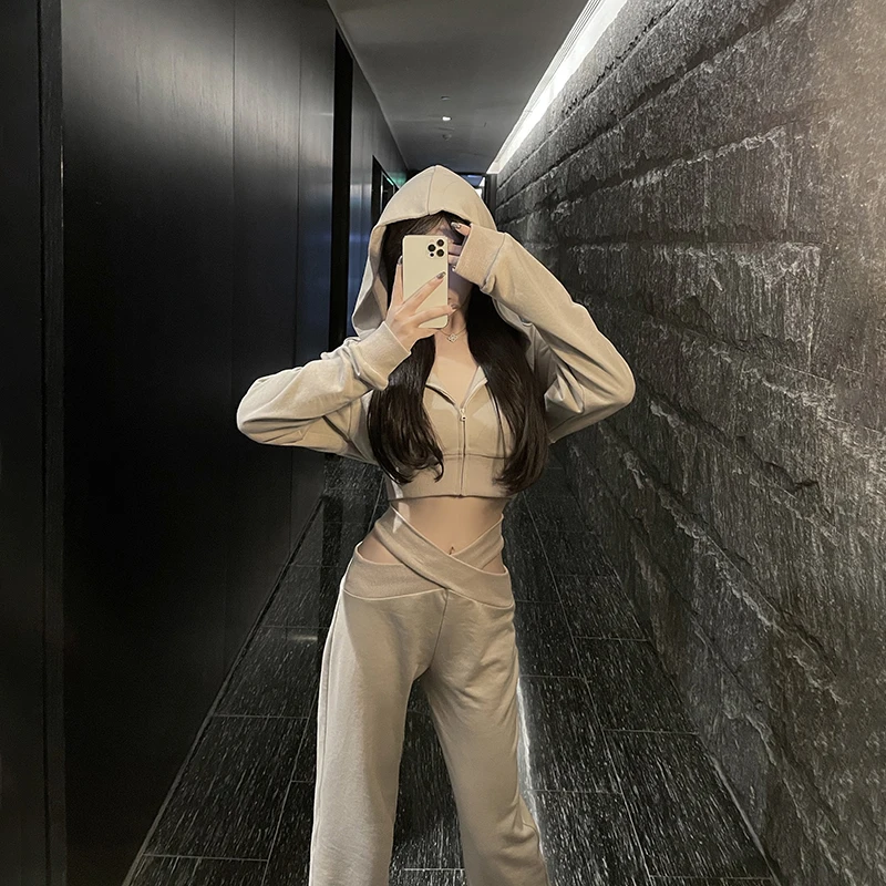 

Повседневный модный комплект Wuuus: женский укороченный худи с высокой талией и прямые брюки, комплект из двух предметов, хлопок, удобная осенняя одежда