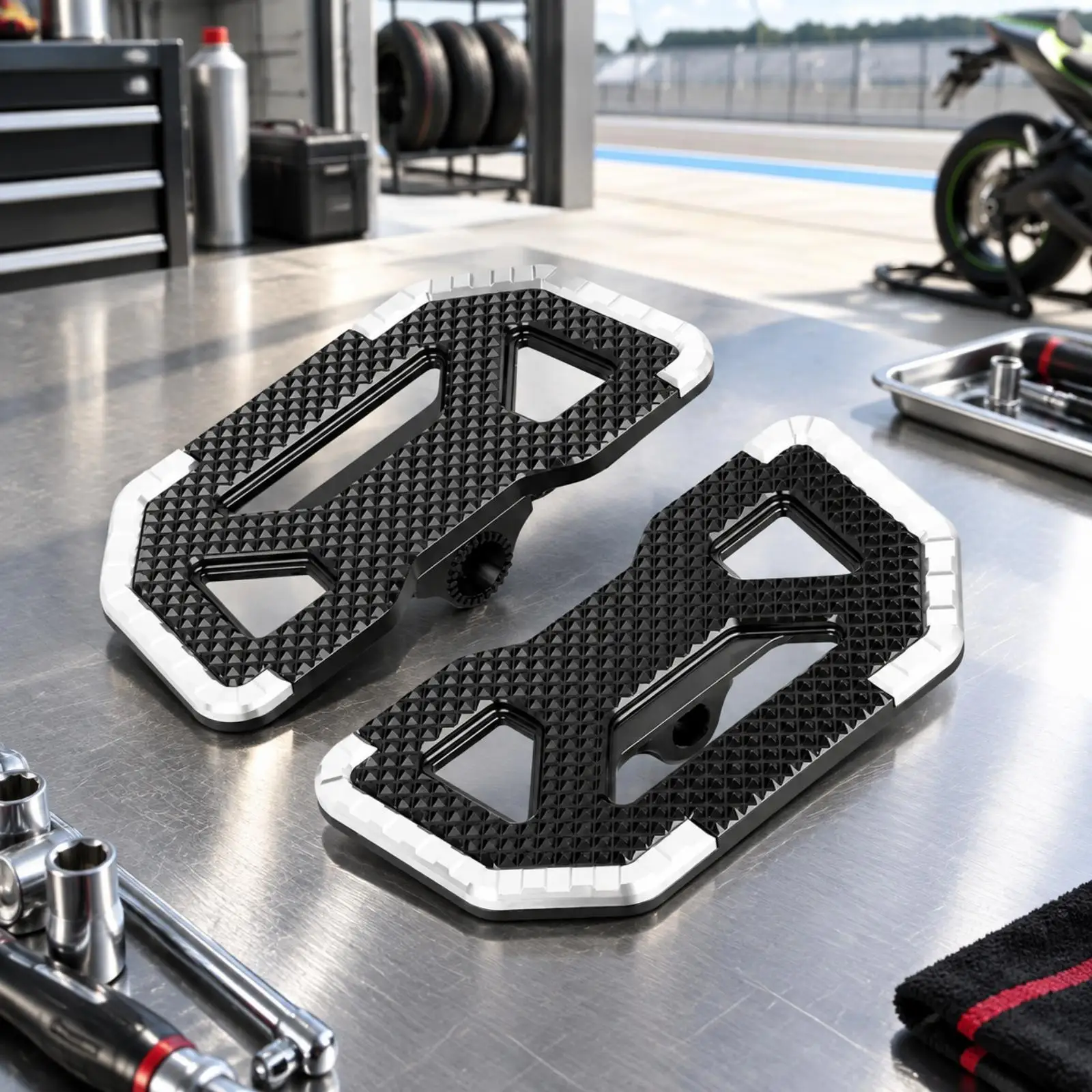 Aluminum Alloy Rider Footpeg for Japanese Brand 650 Motorcycle Wide Traction Pad Touring Use