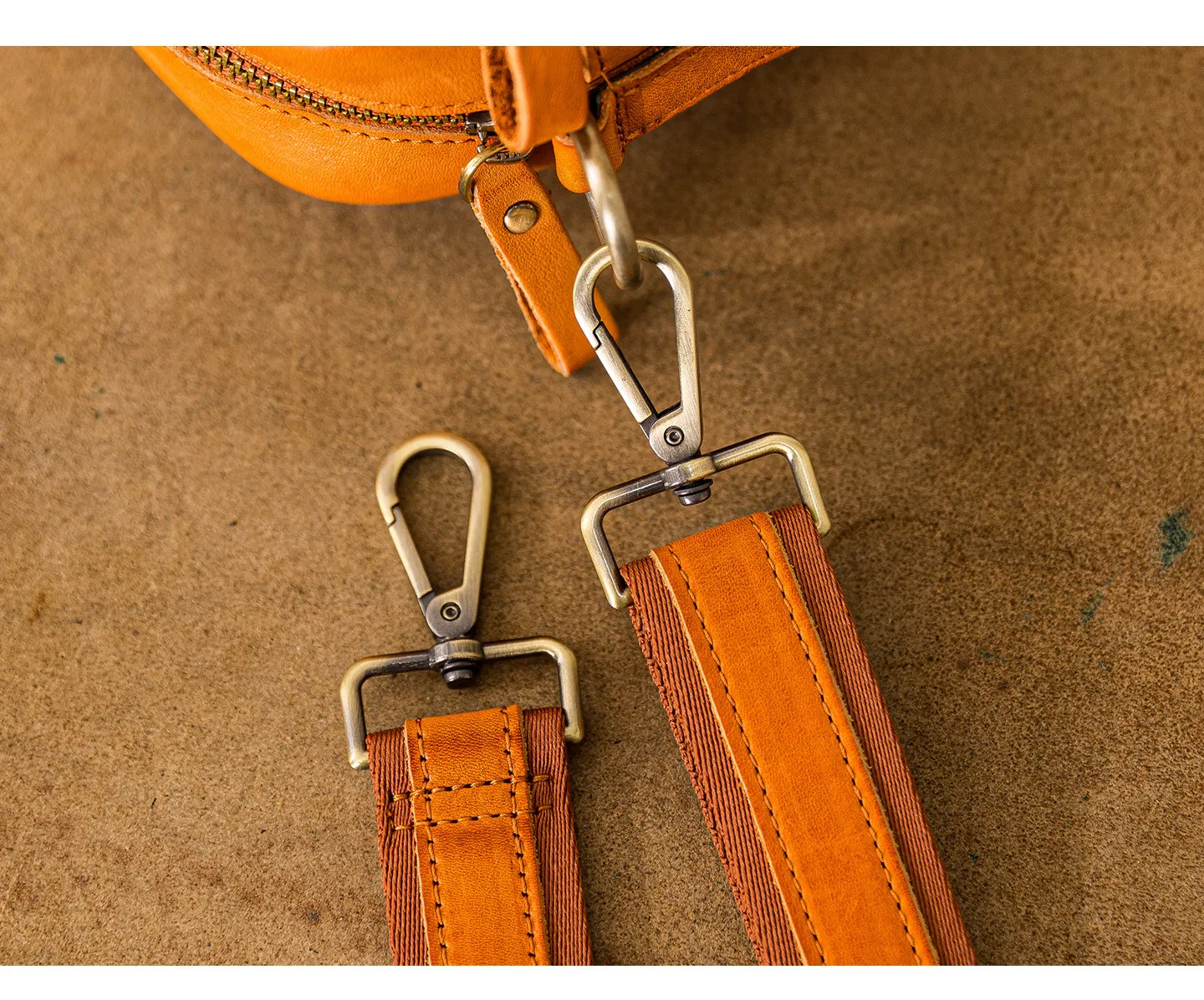 Einfache, handgefertigte Vintage-Umhängetasche aus pflanzlich gegerbtem Rindsleder für Herren, Outdoor-Reisetasche, luxuriöse Umhängetasche aus echtem Leder für Teenager – Detail 17