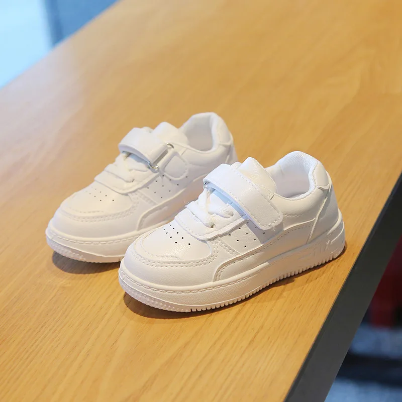 Zapatos blancos para niños y niñas, zapatillas informales de suela blanda con superficie de cuero, primavera y otoño, 2024