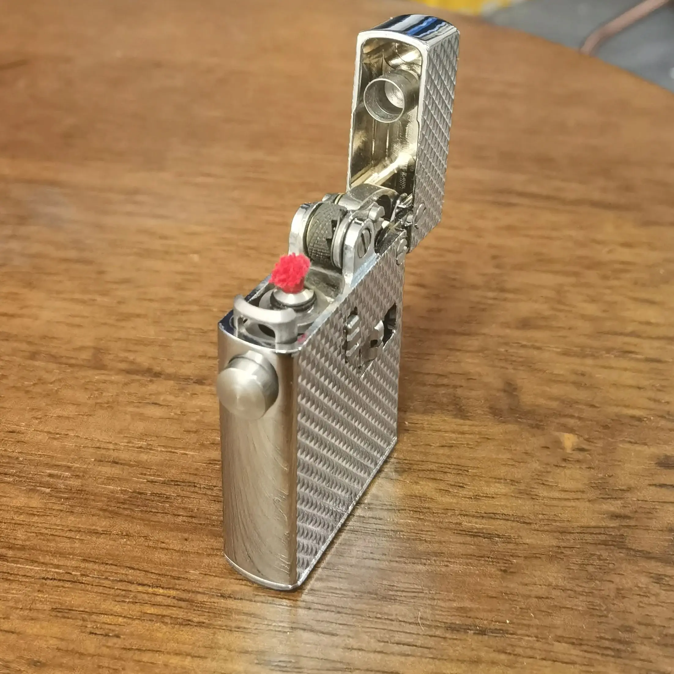 Rare Mechanical Brass Oil Kerosene Fuel Lighter with Ejection Safety Lock Polished Finish Flint Storage Smoking Accessories Luxu