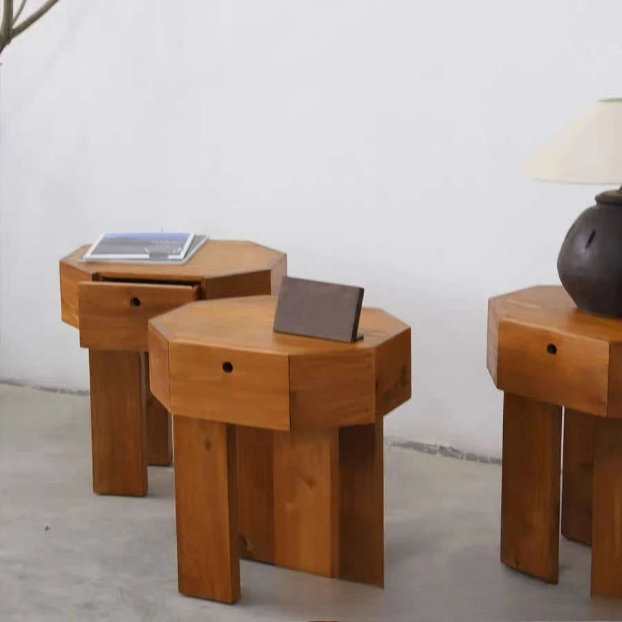 Orme ancien, table de chevet, chambre à coucher, simple, lit et petit déjeuner, hôtel