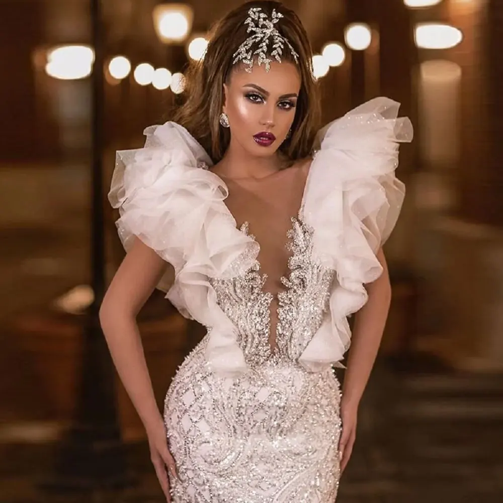 Vestido de novia blanco de sirena con cuello en V profundo para mujer, Sexy, bohemio, Espalda descubierta, cuentas de cristal, encaje con volantes, sin mangas, 2024