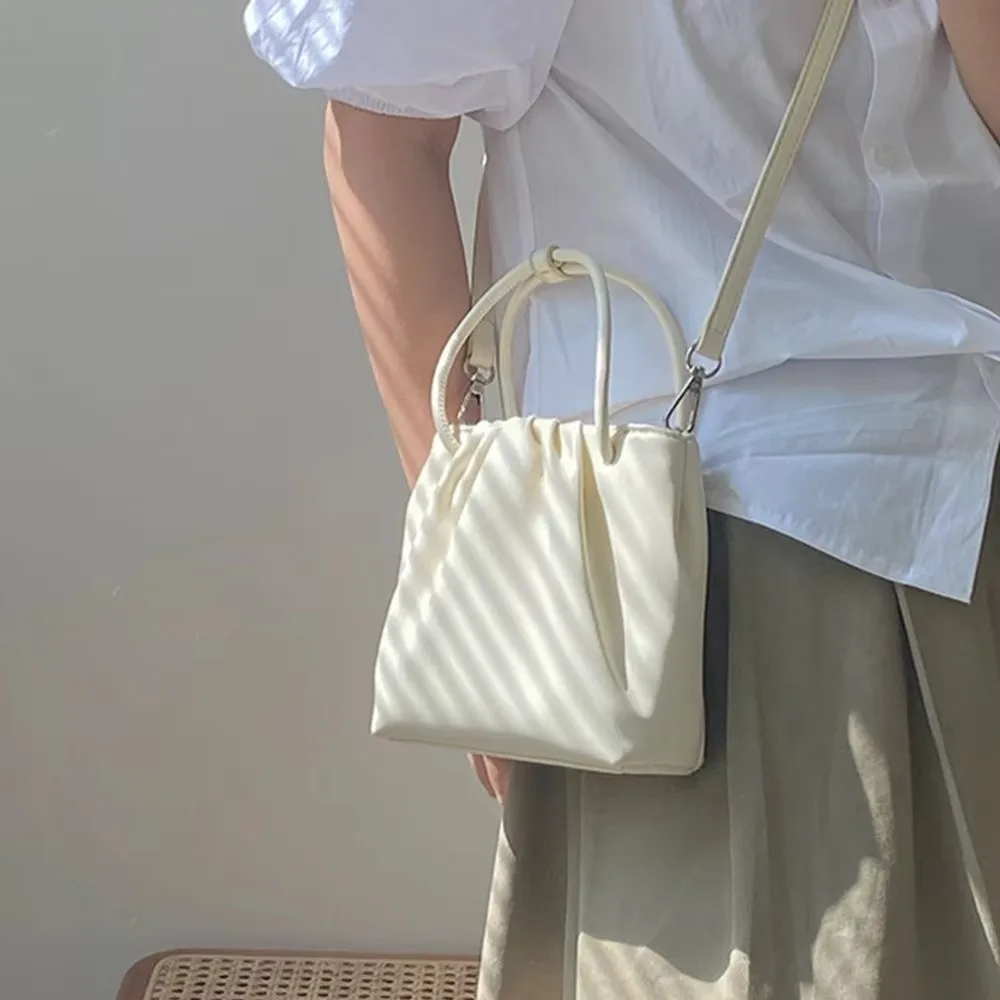 

Повседневный стиль, плиссированные дизайнерские сумки из искусственной кожи, мини-сумка через плечо квадратной формы, мягкий материал, однотонная сумка на плечо для ежедневных поездок на работу