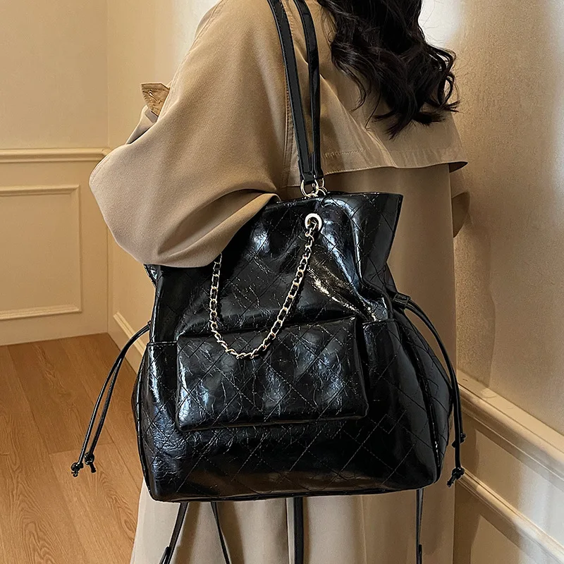 

2025 Oiled Leather Backpack, Vintage Spacious Commuter Tote, Women's Versatile Shoulder Bag, Day to Night Crossbody