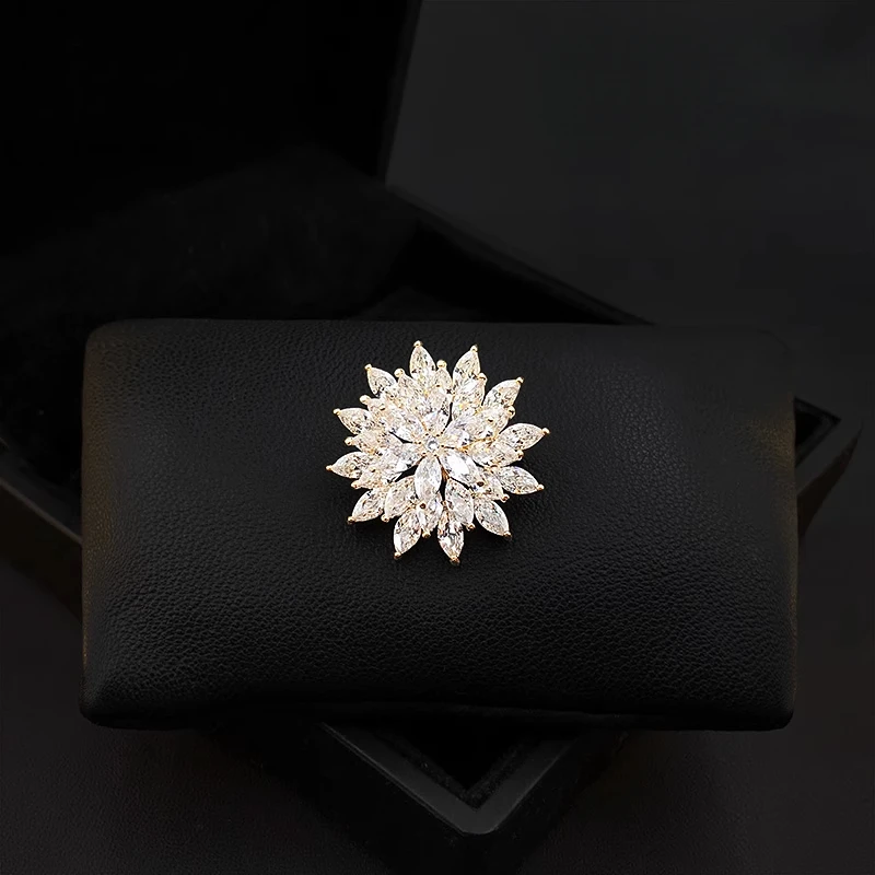 

Three-Layer Crystal Rotating Flower Brooch for Women Suit Luxury Snowflake Pin Sweater Corsage Jewelry Clothing Accessories 3919