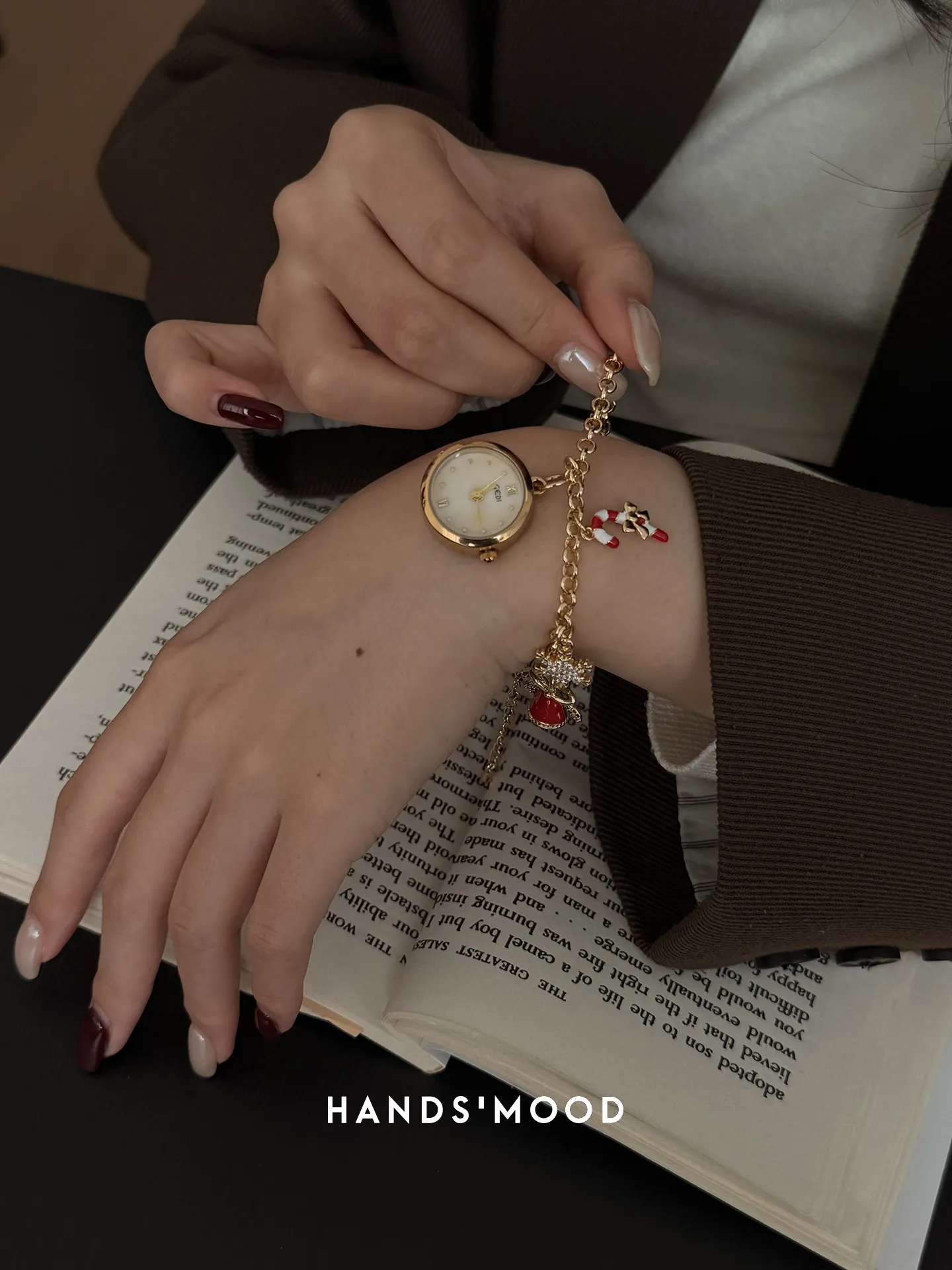 New Luxury Bracelet WatchStylish And ExquisiteWith A Sophisticated And Elegant Feel, Featuring Multiple Charms, A Women'S Watch.