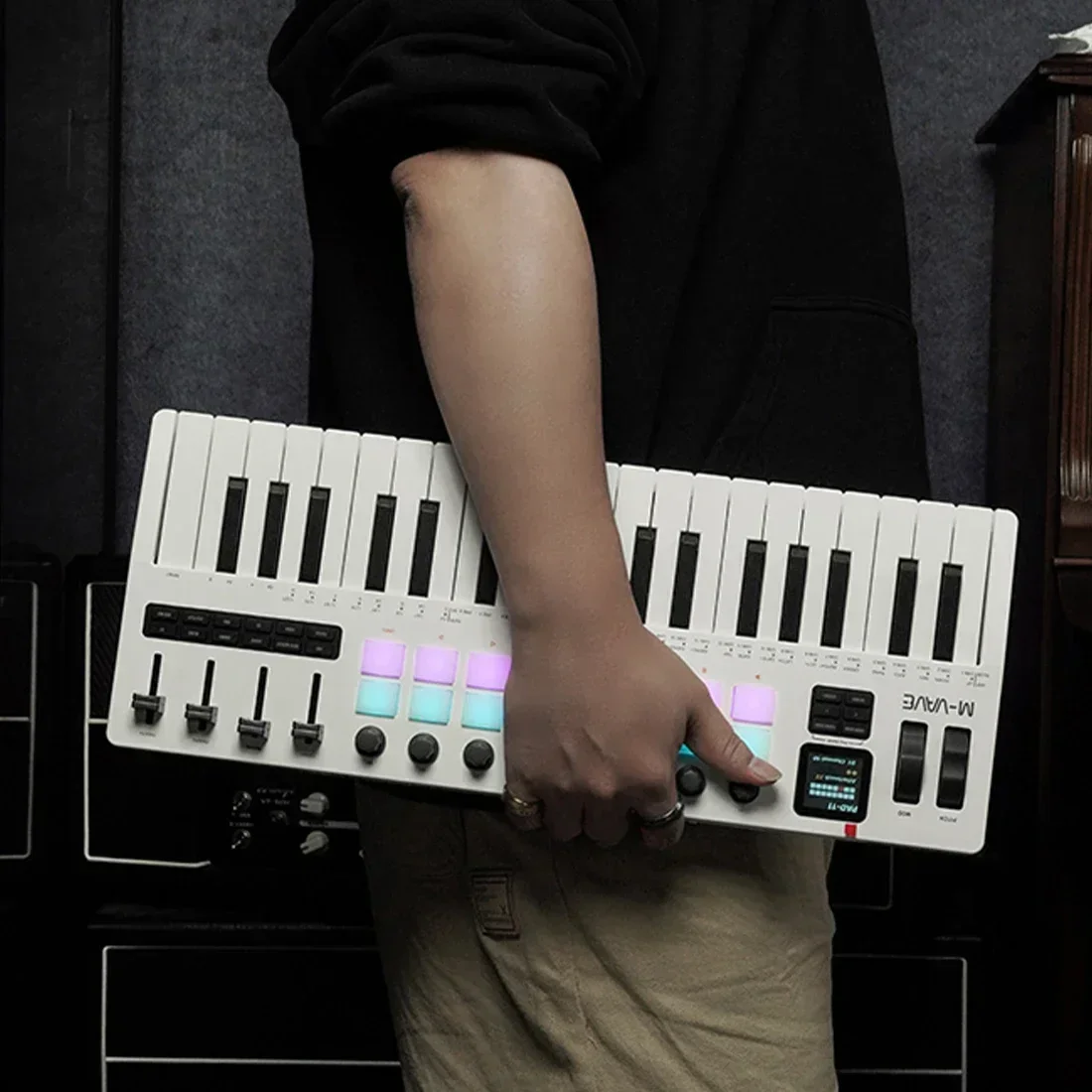 

M-VAVE SMK-37 Pro 37-клавишный MIDI-контроллер, белый, 16 RGB-пэдов, 8 регуляторов, встроенный синтезатор, портативная клавиатура, цифровой аудиоусилитель 300