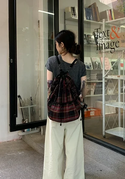 حقيبة ظهر جديدة لعام 2023 بنمط مربعات أحمر عتيق، سعة كبيرة، إغلاق برباط، حقيبة كتف بأسلوب بريطاني، لون واحد، حقيبة شبابية عصرية