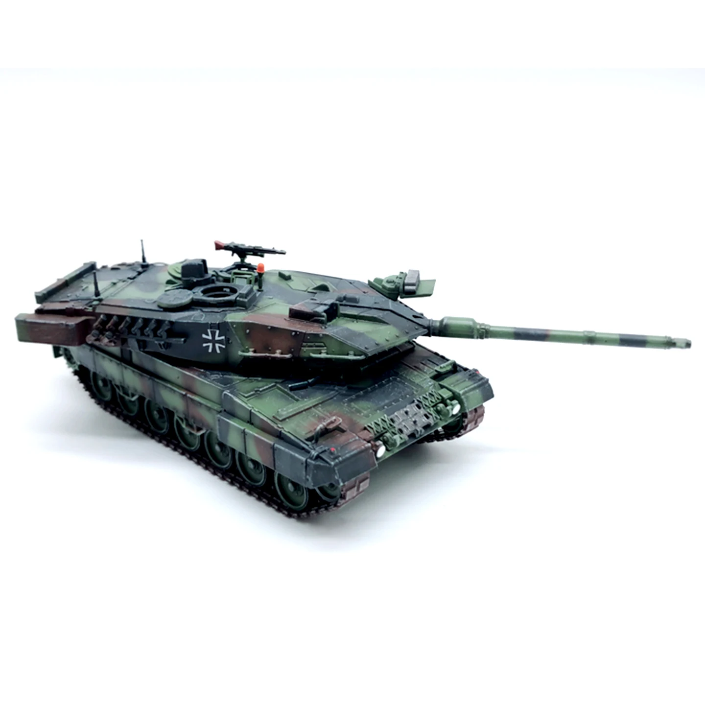 modello-statico-del-carro-armato-tedesco-leopard-2a7-in-scala-1-72-camouflage-nato