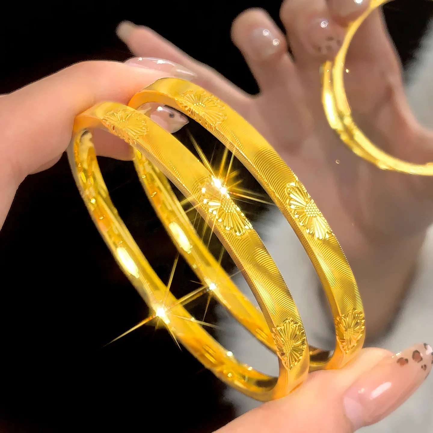 women glitter daisy solid gold bangle produced from 24K pure gold AU999 matches low-key office daily wear.