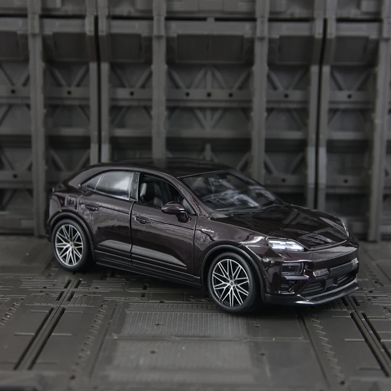

Модель автомобиля Bburago 1:24 Porsche Macan Turbo из сплава, с открывающимися дверями и капотом, богатая детализация, высокое качество изготовления.