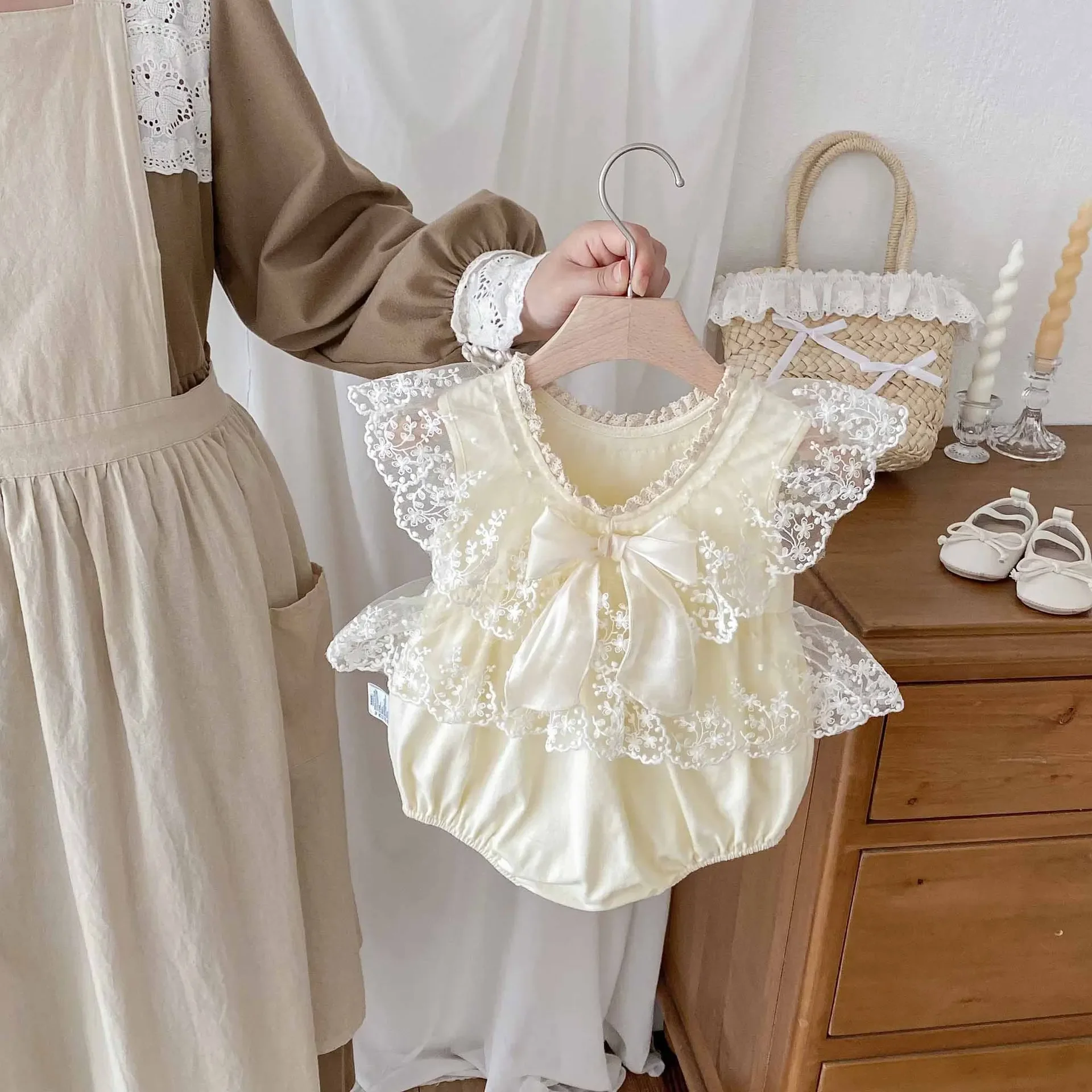 

Одежда для маленьких девочек 0-2 лет, кружевное боди с вышивкой и цельная одежда для малышей с большим бантом