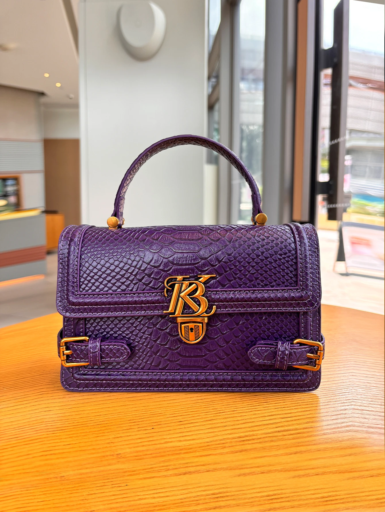 

2025 модный новый нишевый дизайн, роскошная изысканная женская сумка, высококачественный кожаный ремень, дизайн змеи на одно плечо