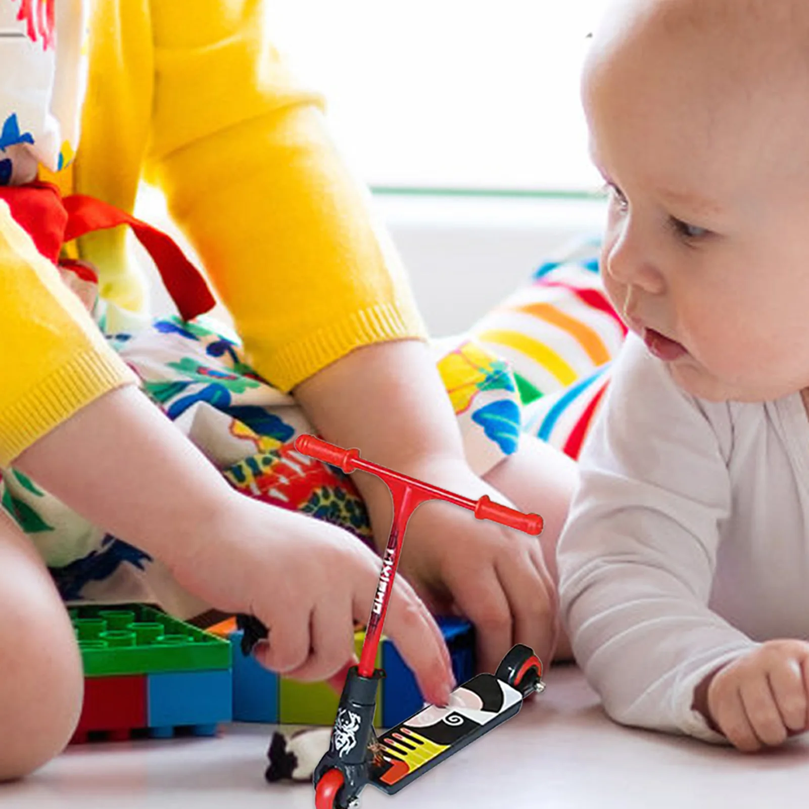 Mini giocattoli per dita a due ruote giocattoli per Scooter con dita multicolori piccolo trucco Scooter per bomboniere giocattoli per bambini allenamento con le dita